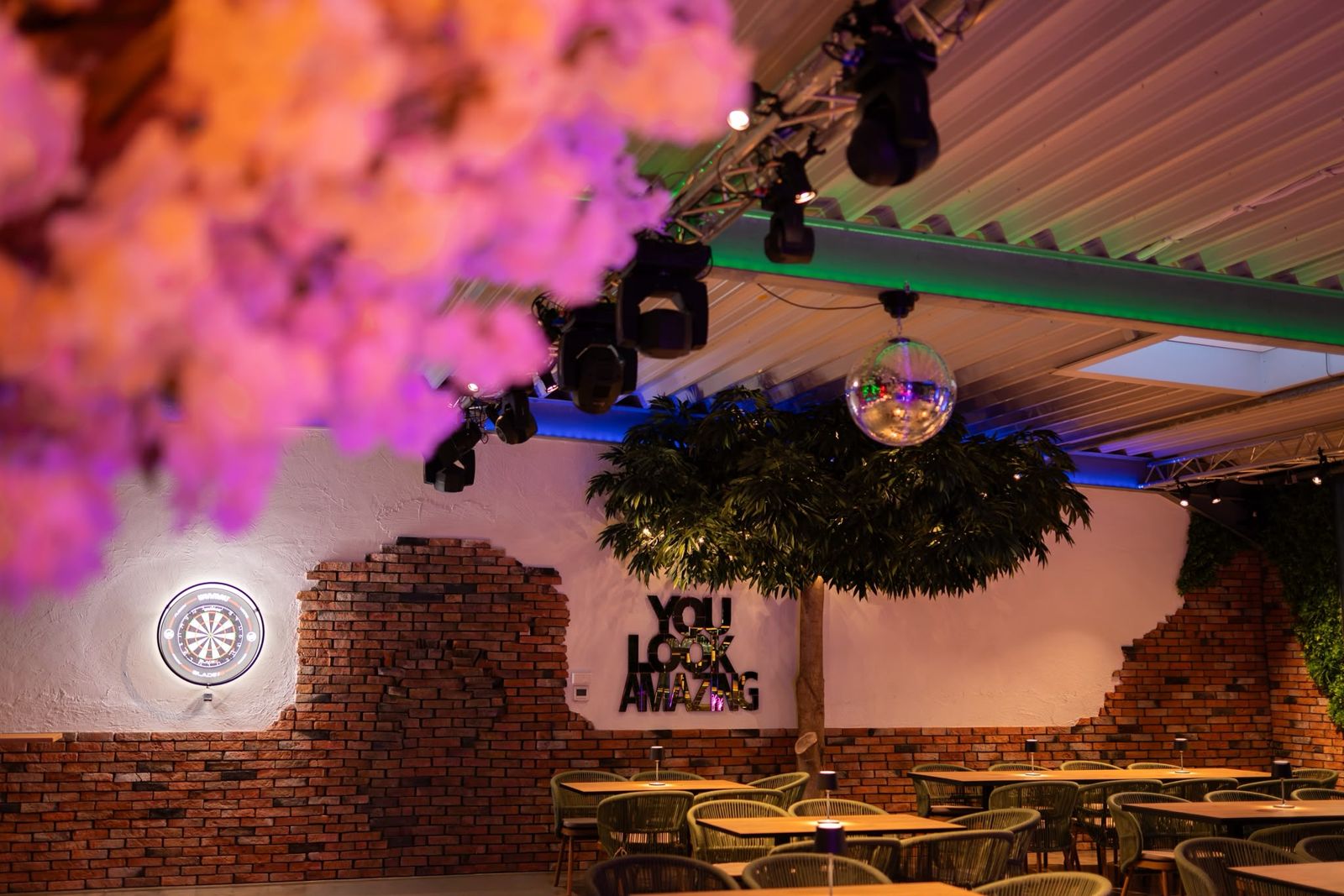 Kirschblütendeko, Discokugel und Sitzbereich im Saal