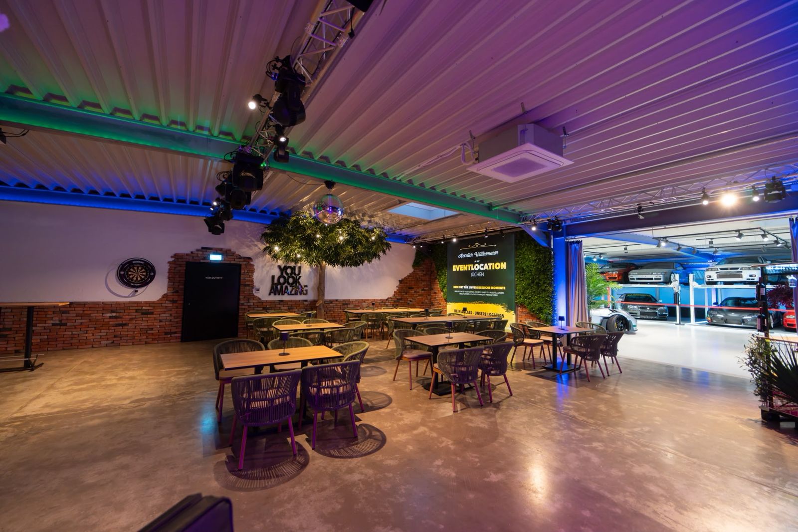Saal mit Blick in den angrenzenden Auto-Showroom