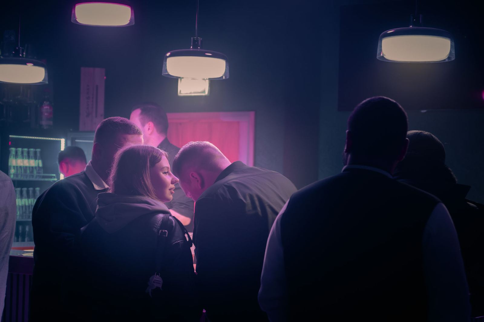 Gäste an der Bar der Eventlocation