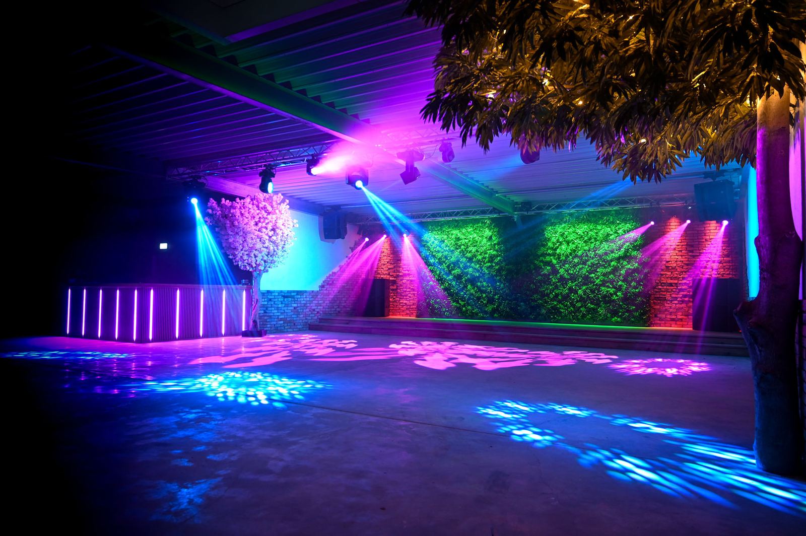 Lichtshow mit Movingheads über der Tanzfläche